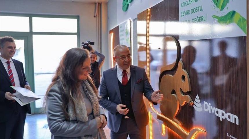 Divapan&rsquo;a Rekt&ouml;r &Ccedil;akar&rsquo;dan Teşekk&uuml;r Plaketi