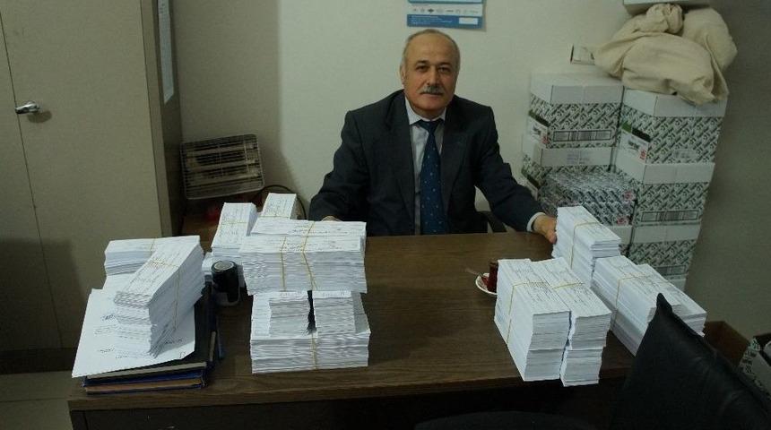 Referandum Se&ccedil;men Kağıtları Dağıtılıyor