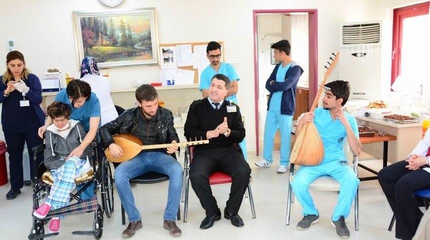 Kanser Hastaları Bağlama Eşliğinde Şarkı S&ouml;yleyip Halay &Ccedil;ekti