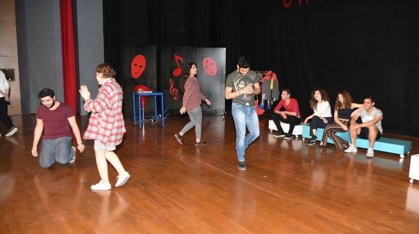 &ldquo;oynamak Ya Da Oynamamak İşte B&uuml;t&uuml;n Mesele Bu&rdquo; Adlı Oyun Seyirciyle Buluştu