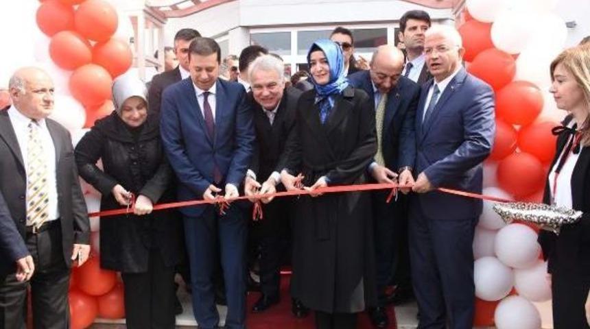 Bakan Kaya, Hollanda'yı Su&ccedil;ladı: Kadın Bakana Insanlık Dışı Uygulamalarda Bulundu