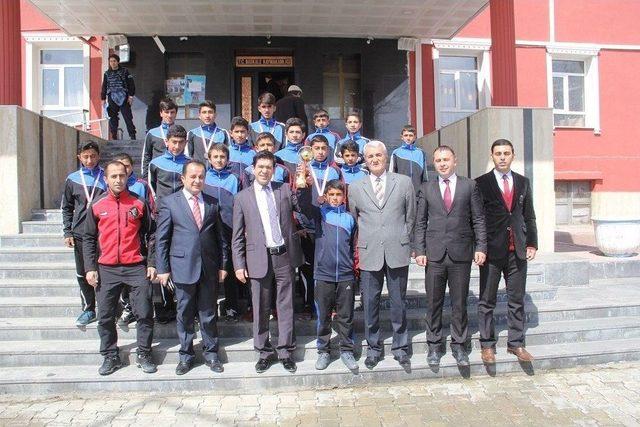 Kaymakam Öztürk Dereceye Giren Sporcuları Kabul Etti