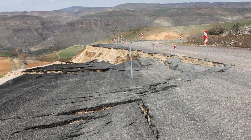 Siirt&rsquo;te Asfalt Yol Heyelan Sebebiyle &Ccedil;&ouml;kt&uuml;