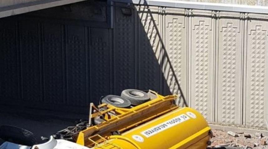 Freni Boşalan Vidanj&ouml;r K&ouml;pr&uuml;den U&ccedil;tu