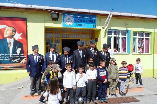 Altınova Atatürk İlkokulu Öğrencileri Gazilerle Buluştu