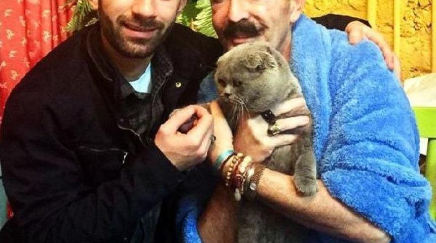 Modacı Cemil İpek&ccedil;i, Kedisine Kavuştu