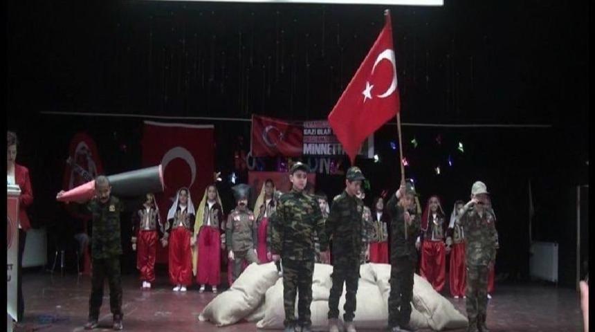 İlkokul &Ouml;ğrencilerinden &Ccedil;anakkale Tiyatrosu