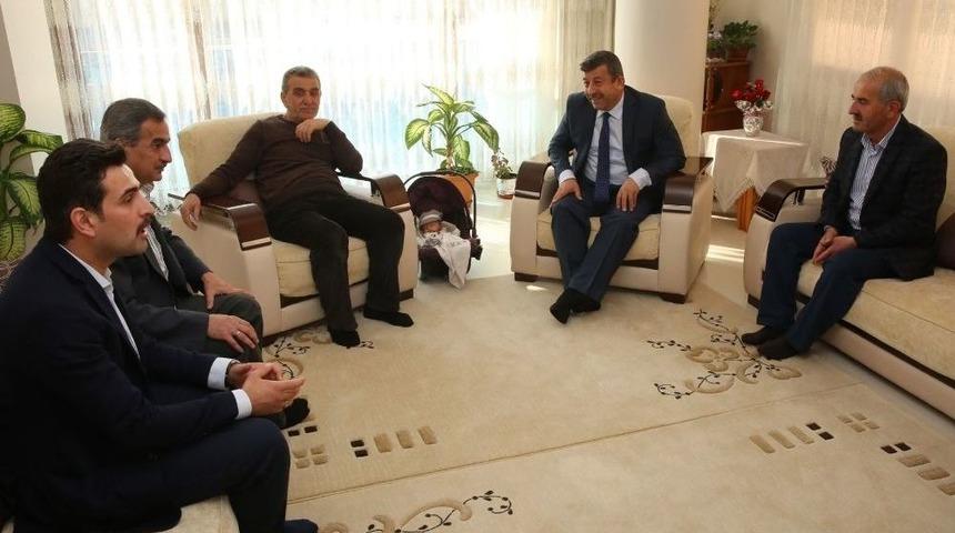 Başkan Karabacak, &Ccedil;ocuklarına &Ouml;mer Halis İsmini Veren Aileyi Ziyaret Etti