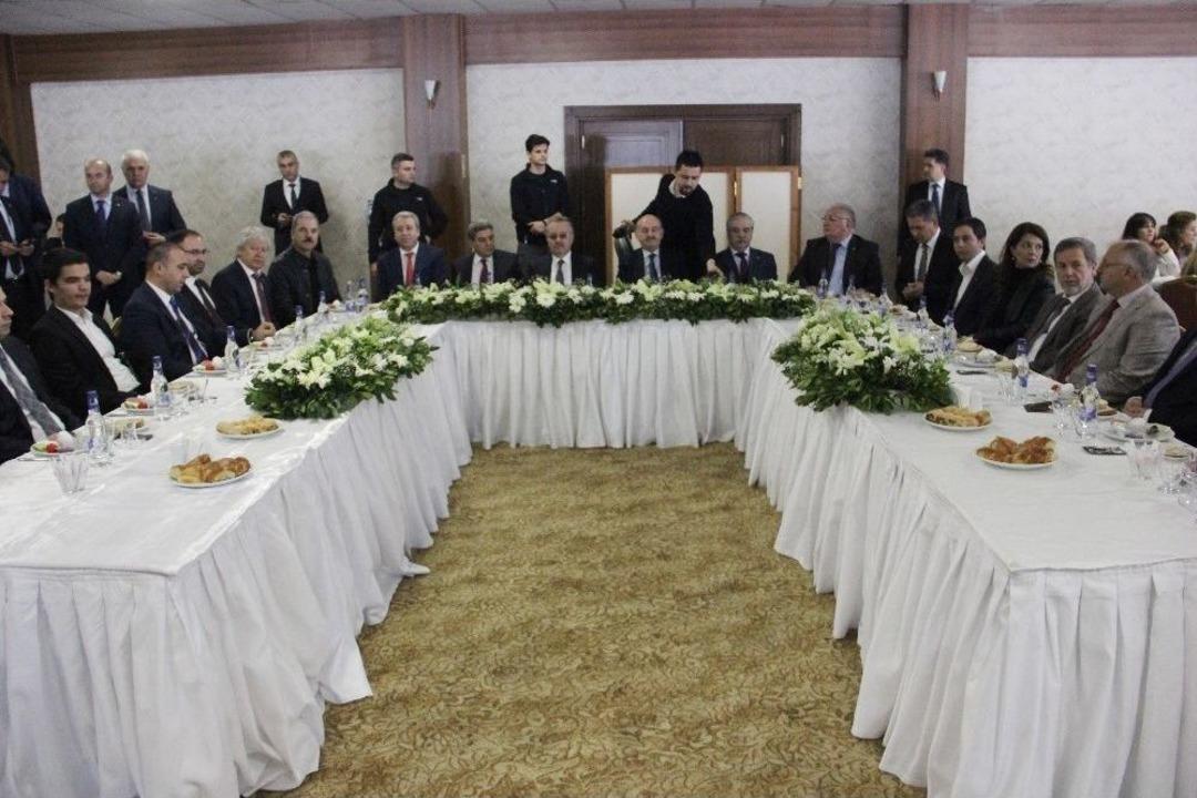 Bakan M&uuml;ezzinoğlu&rsquo;ndan &rsquo;tek Adamlık&rsquo; Cevabı: "tek Adamdan Rahatsızsa, Hdp Gibi Chp&rsquo;ye Eşbaşkanlık Getirsin"