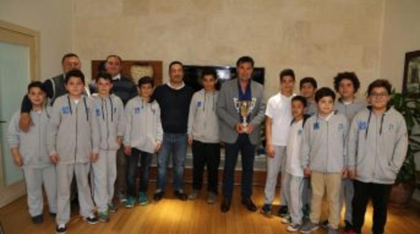 Başkan Kocadon, Şampiyon Minikleri Ağırladı