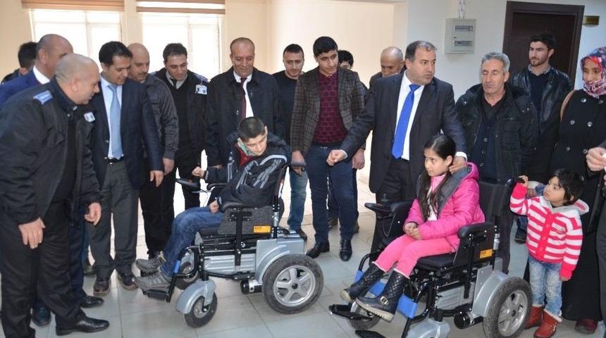 Sağlık &Ccedil;alışanlarından Engellilere Ak&uuml;l&uuml; Sandalye