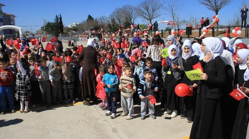 M&uuml;lteci &Ccedil;ocuklar Barışın Sembol&uuml; Zeytin Fidanlarını Toprakla Buluşturdu