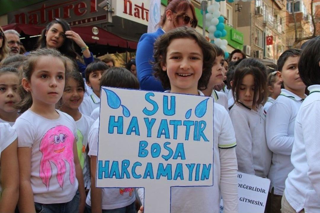 D&uuml;nya Su G&uuml;n&uuml;ne Coşkulu Kutlama