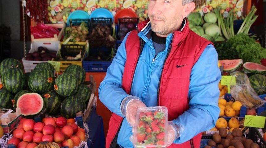Kilosu 15 Liradan Satılan Çilek El Yakmaya Devam Ediyor