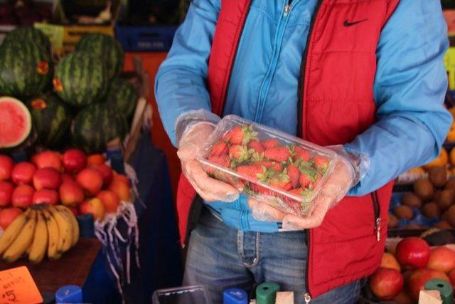 Kilosu 15 Liradan Satılan Çilek El Yakmaya Devam Ediyor