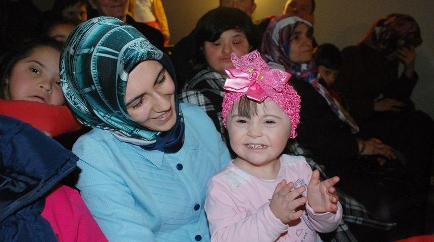 Down Sendromlu Çocuklara Karagöz-hacivat Gösterisi