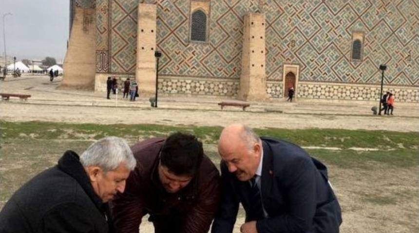 Cumhurbaşkanı Erdoğan’a Sunulacak Toprak Hoca Ahmet Yesevi Türbesinden Alındı