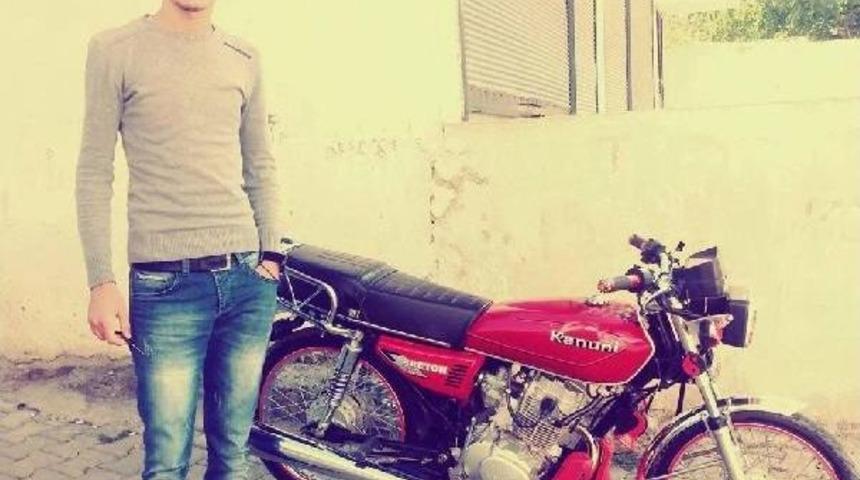 &Uuml;zerine Cam Balkon Korkuluğu D&uuml;şen Gen&ccedil; &Ouml;ld&uuml;