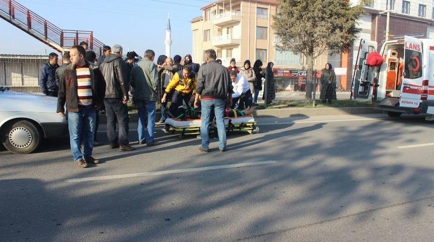 Tavşanlı İl&ccedil;esinde Otomobilin &Ccedil;arptığı Kadın İş&ccedil;i Yaralandı