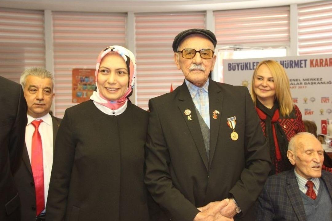 Yaşlılar, &rsquo;b&uuml;y&uuml;klere H&uuml;rmet, Kararımız Evet&rsquo; Sloganı İle Bir Araya Geldi