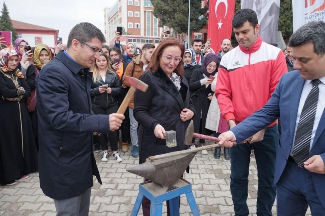 Nevruz Ateşi Yakıldı, &Ouml;rste Demir D&ouml;v&uuml;ld&uuml; Ve Fidanlar Toprakla Buluşturuldu