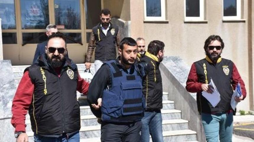 Aranan Şüpheli, Çöp Konteynerinin Içinde Yakalandı