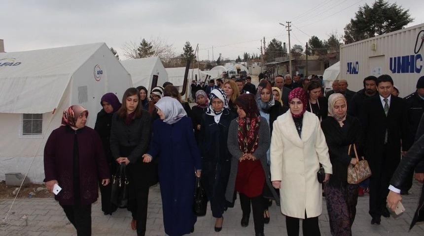Bakan Akdağ&rsquo;ın Eşi Depremzedeleri Yalnız Bırakmadı