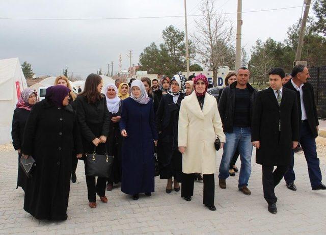 Bakan Akdağ’ın Eşi Depremzedeleri Yalnız Bırakmadı