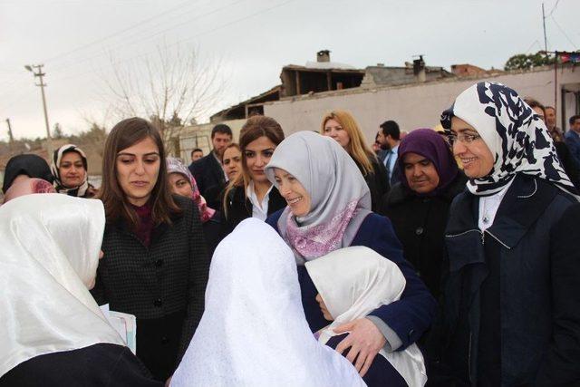 Bakan Akdağ’ın Eşi Depremzedeleri Yalnız Bırakmadı