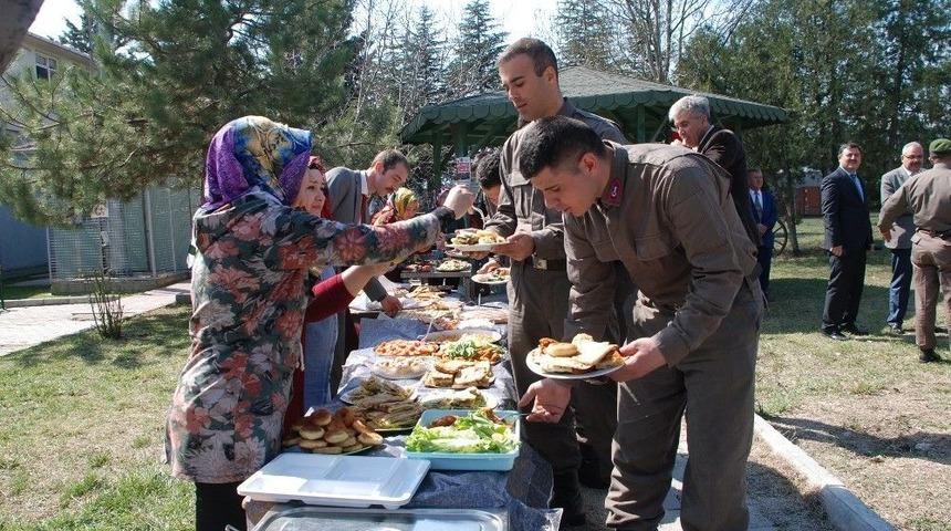 Asker Ocağında Anne Sıcaklığını Yaşattılar