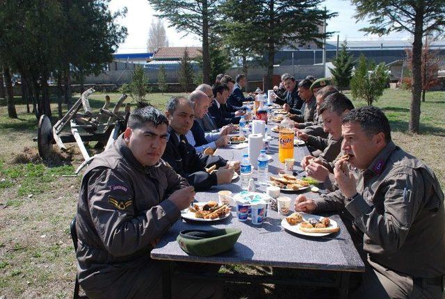 Asker Ocağında Anne Sıcaklığını Yaşattılar