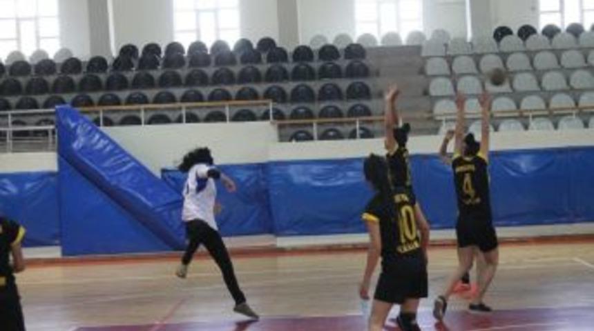 Necatibey Ortaokulu Hentbolda Derece Elde Etti