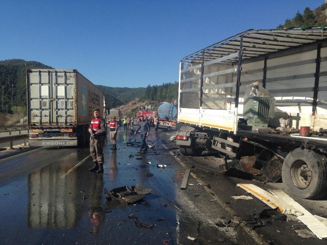 Osmaneli&rsquo;de 2 Tır &Ccedil;arpıştı