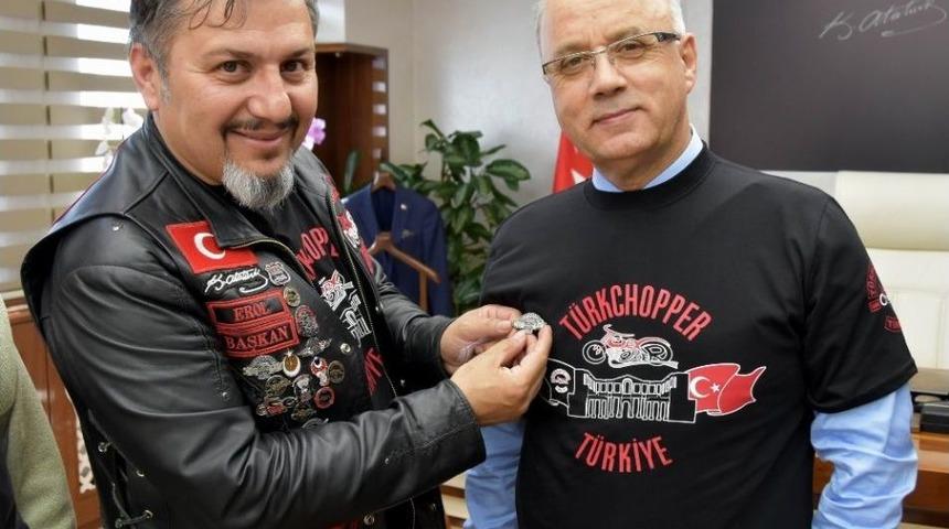 Belediye Başkanına T&uuml;rk Chopper Tiş&ouml;rt&uuml; Giydirdiler