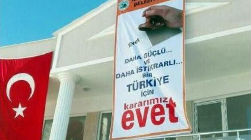 Chp'den Belediye Binasına 'evet' Pankartına Tepki