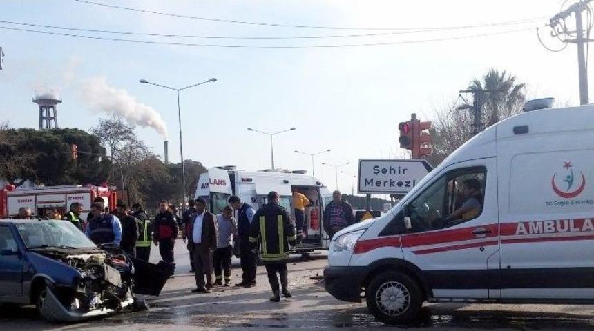 Manisa’da İki Otomobil Çarpıştı: 5 Yaralı