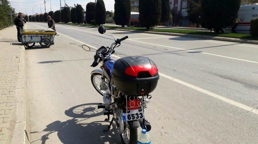 Motosiklet Hurda Arabasına Çarptı: 1 Yaralı