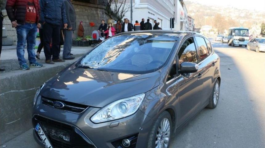 Otomobil Yayalara Çarptı: 1 Ölü, 1 Yaralı