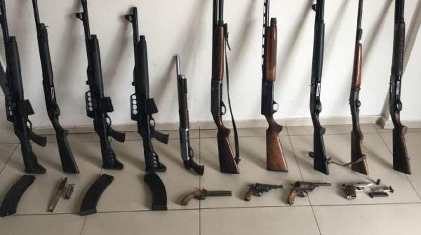 Otelin Bodrum Katında &Ccedil;ok Sayıda Silah Ele Ge&ccedil;ti