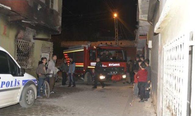 Babasına Kızdı Iki Katlı Evlerini Yaktı