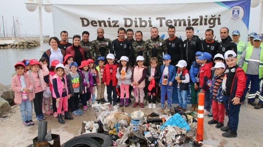Dalgı&ccedil;lar Deniz Altını, &Ccedil;ocuklar Plajı Temizledi