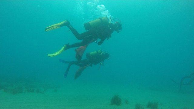 Dalgıçlar Deniz Altını, Çocuklar Plajı Temizledi