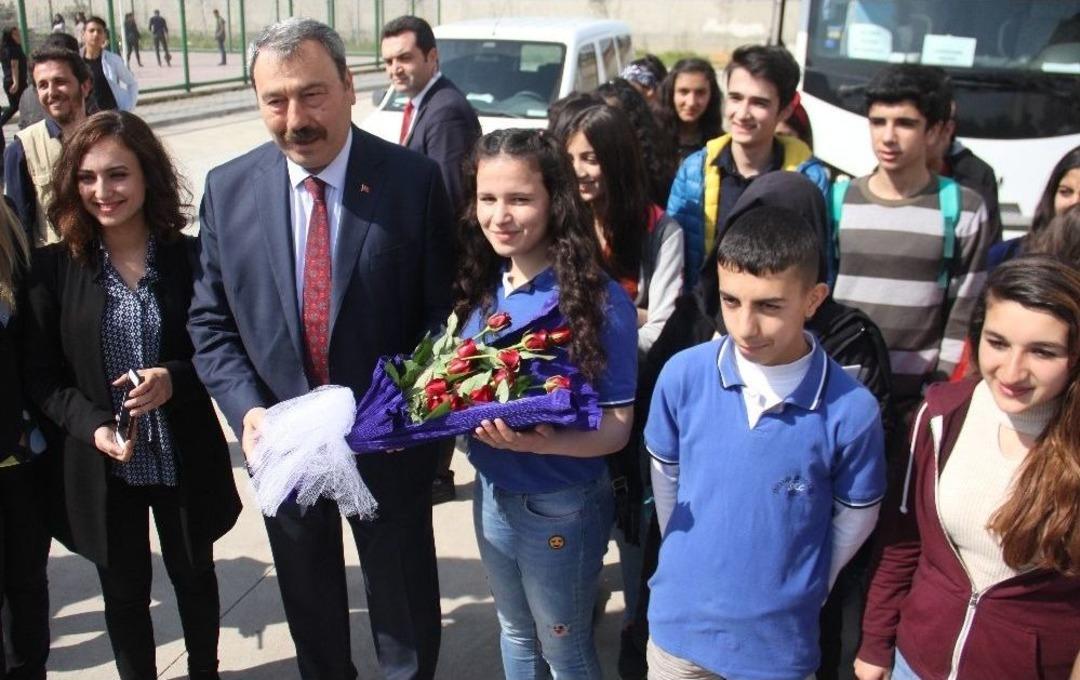 &Ouml;ğrenciler Emniyet M&uuml;d&uuml;r&uuml;nden İmza İstedi