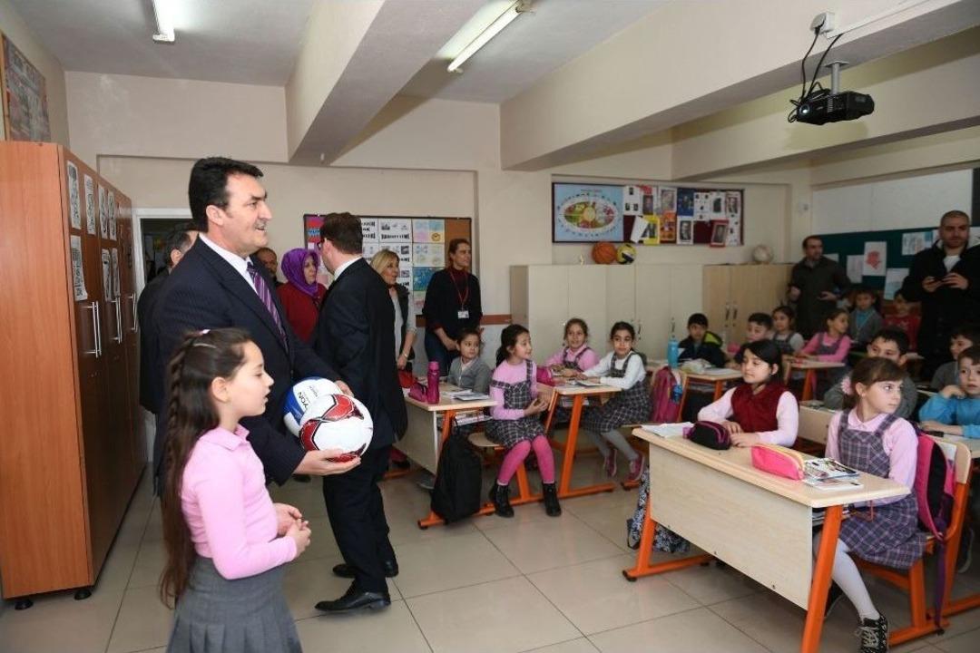 D&uuml;ndar&rsquo;dan Se&ccedil;im Vaatlerini Yerine Getiremeyen 9 Yaşındaki Okul Başkanına Destek