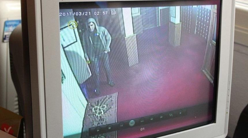 (&ouml;zel Haber) Biri Camiyi Soydu Diğeri G&ouml;n&uuml;lleri &Ccedil;aldı