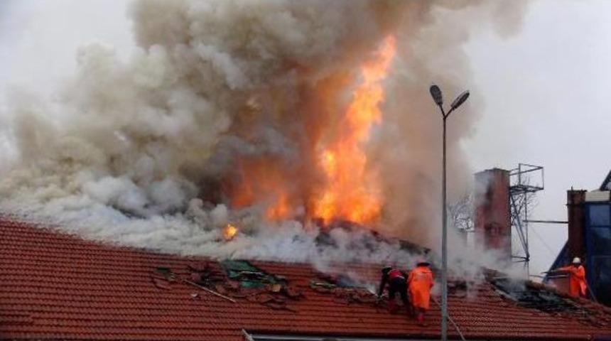 Anaokulu &Ccedil;atısında &Ccedil;ıkan Yangın Korkuttu