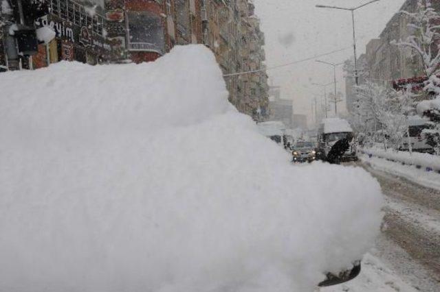 Hakkari'de Kar Yolları Kapattı