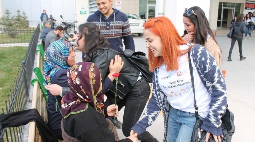 ’umuda Yolculuk’ Üyeleri Yaşlılara Karanfil Dağıttılar