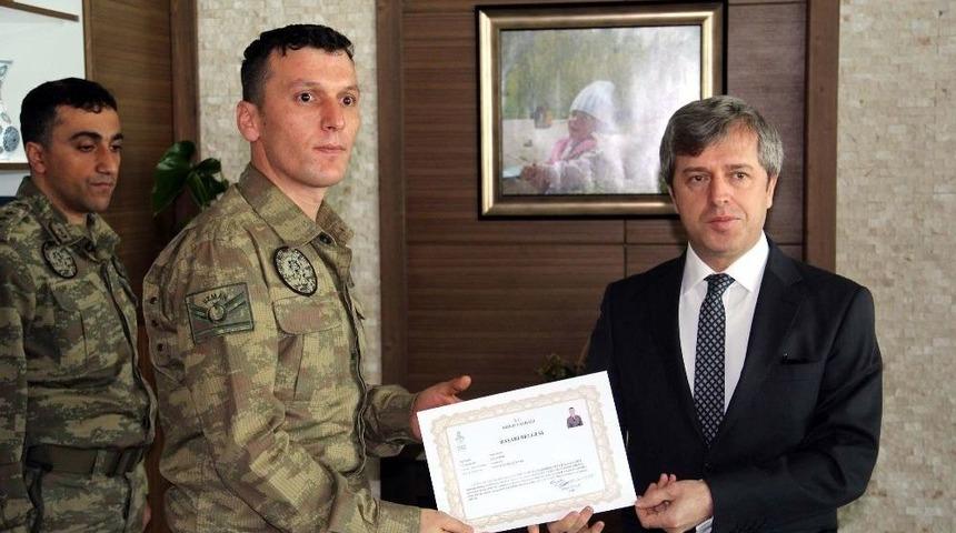 Vali &Ccedil;ınar&rsquo;dan Operasyondaki Askere Takdirname