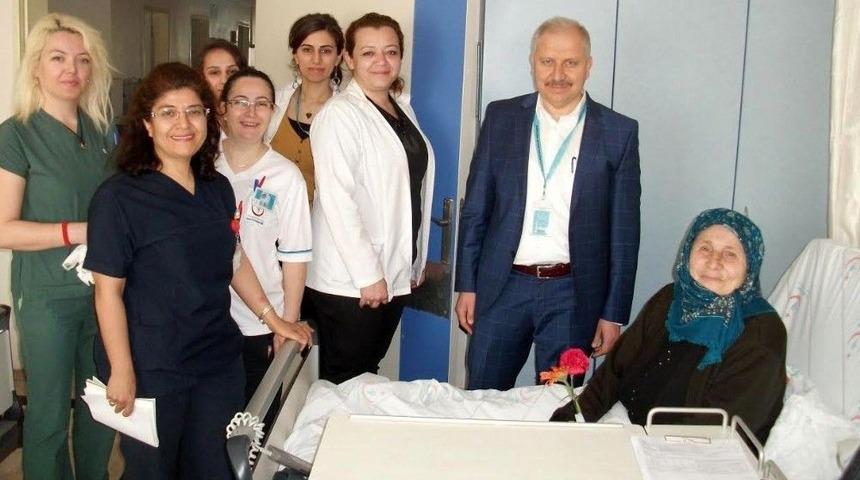 Sağlık &Ccedil;alışanlarından Yaşlı Hastalara Ziyaret